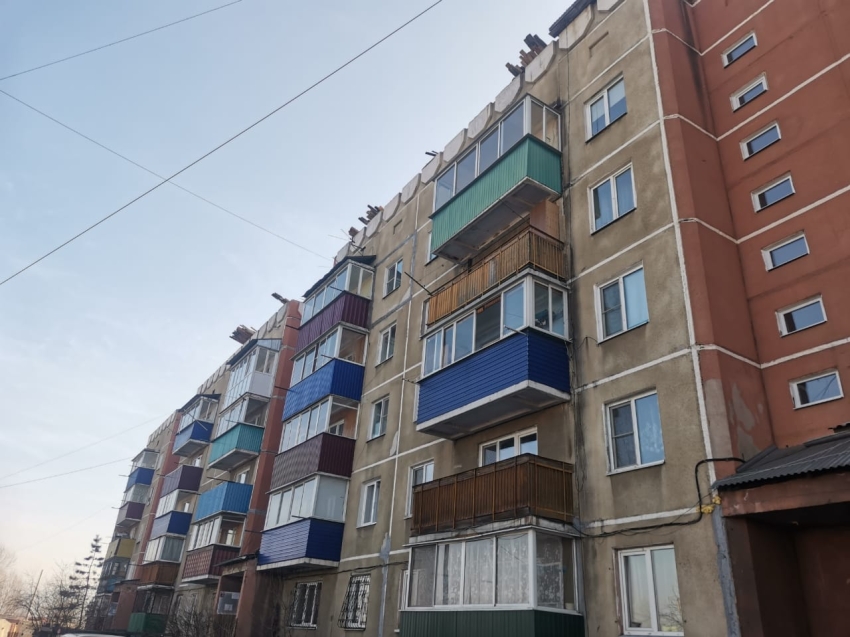 На крыше пятиэтажного дома в Осетровке впервые установят водосточную систему
